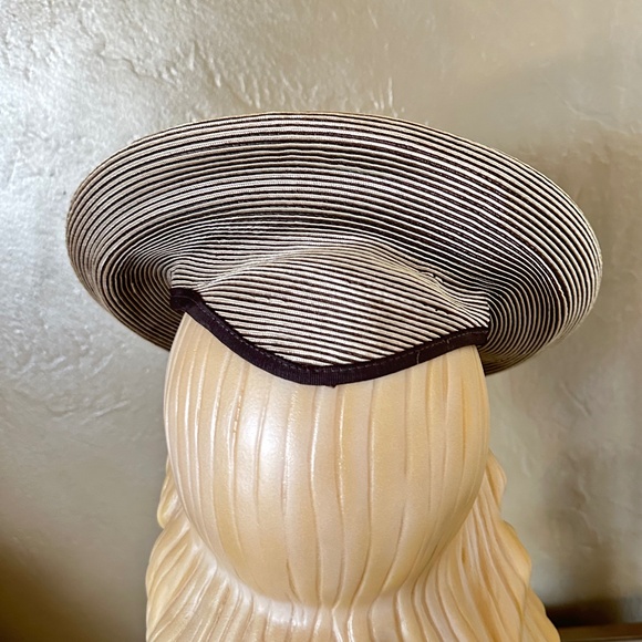 MARVELOUS 1940s' BEIGE/BROWN STRAW CIRCULAR TILT HAT WITH BROWN GROSGRAIN BUTTON - Picture 6 of 12